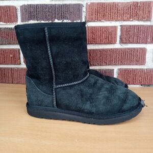 UGG Classic Mid-Shaft Shearling Lined Suede Boots in Black Sz. 5